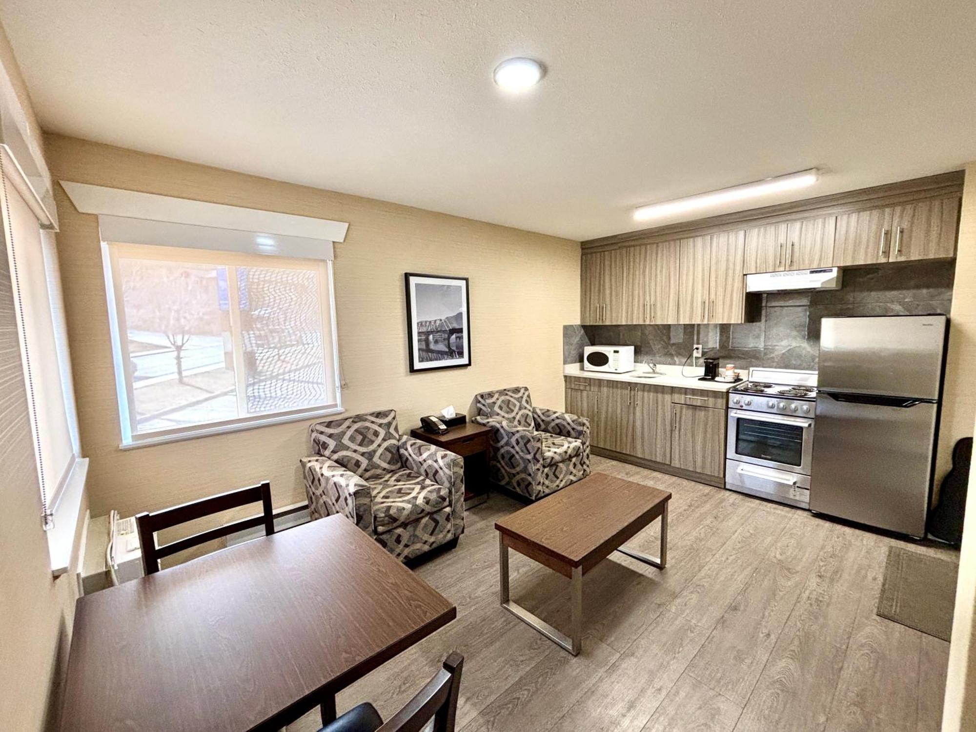 Rodeway Inn & Suites Kamloops Exterior foto