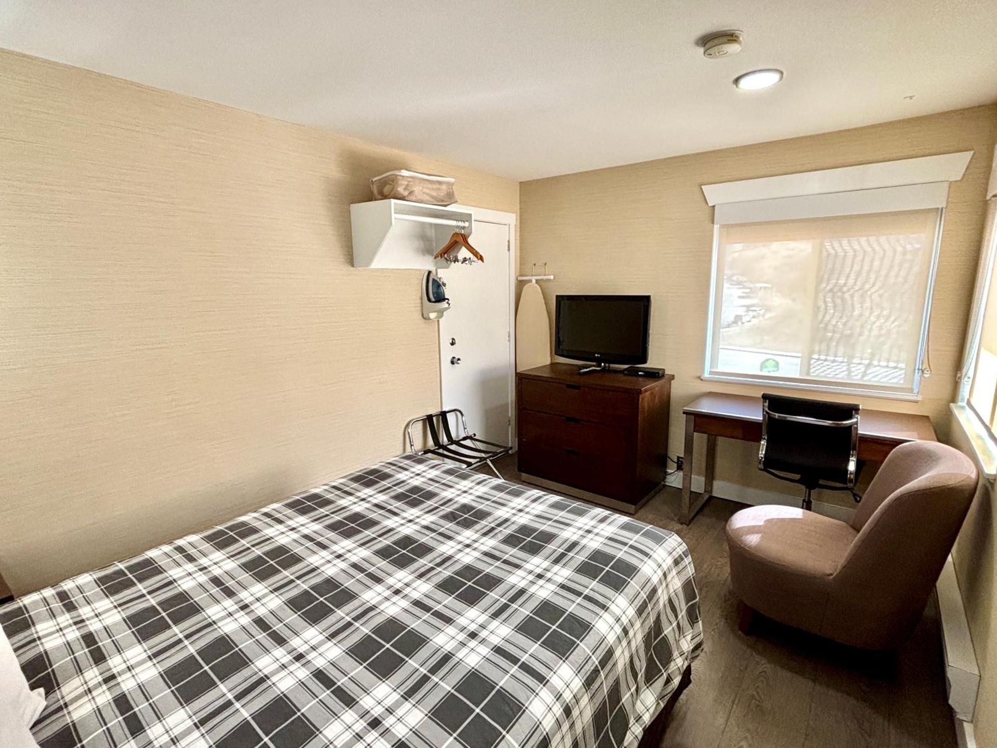 Rodeway Inn & Suites Kamloops Exterior foto