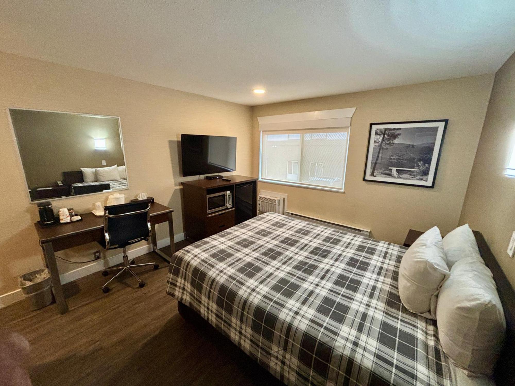 Rodeway Inn & Suites Kamloops Exterior foto