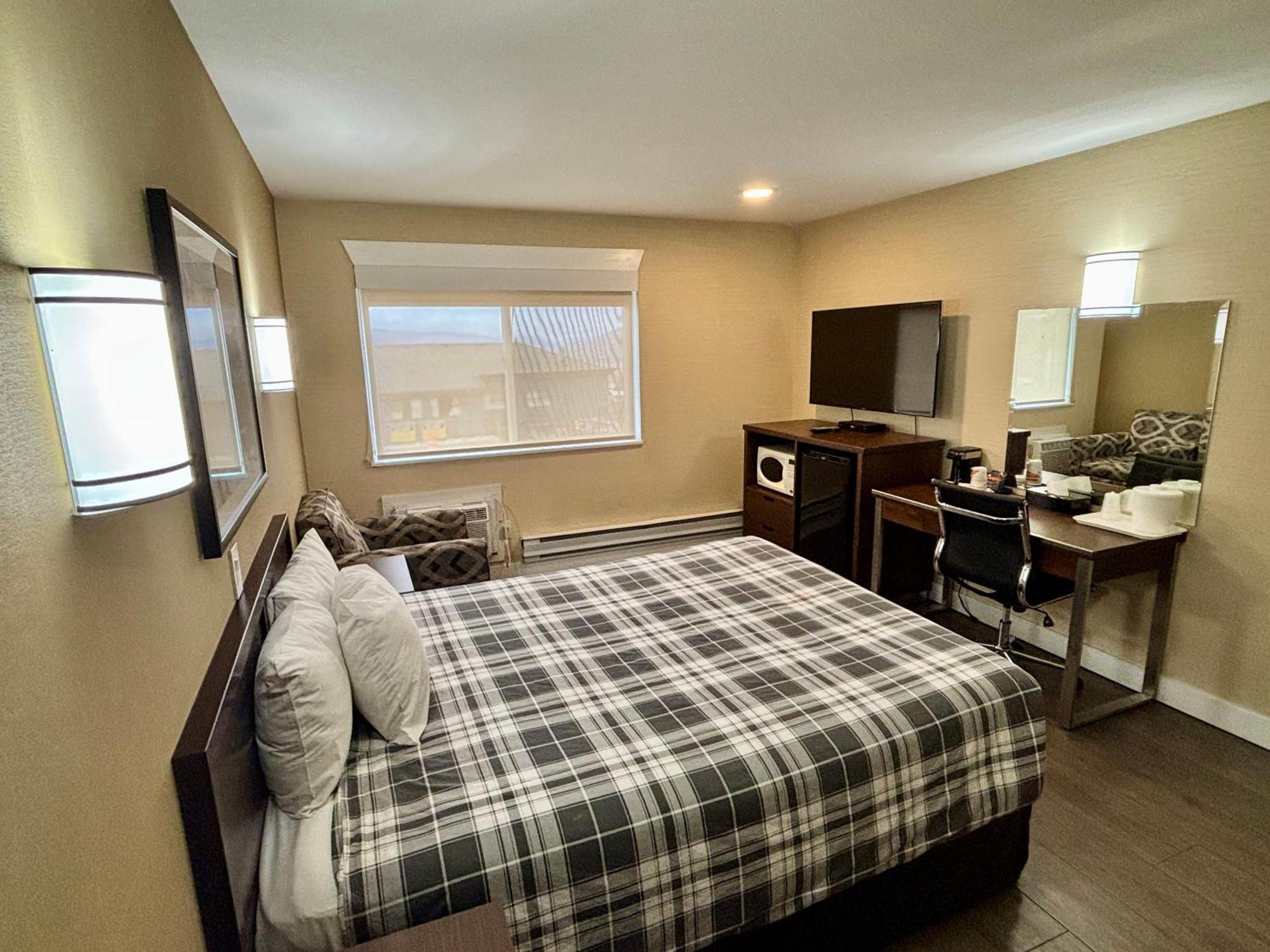 Rodeway Inn & Suites Kamloops Exterior foto