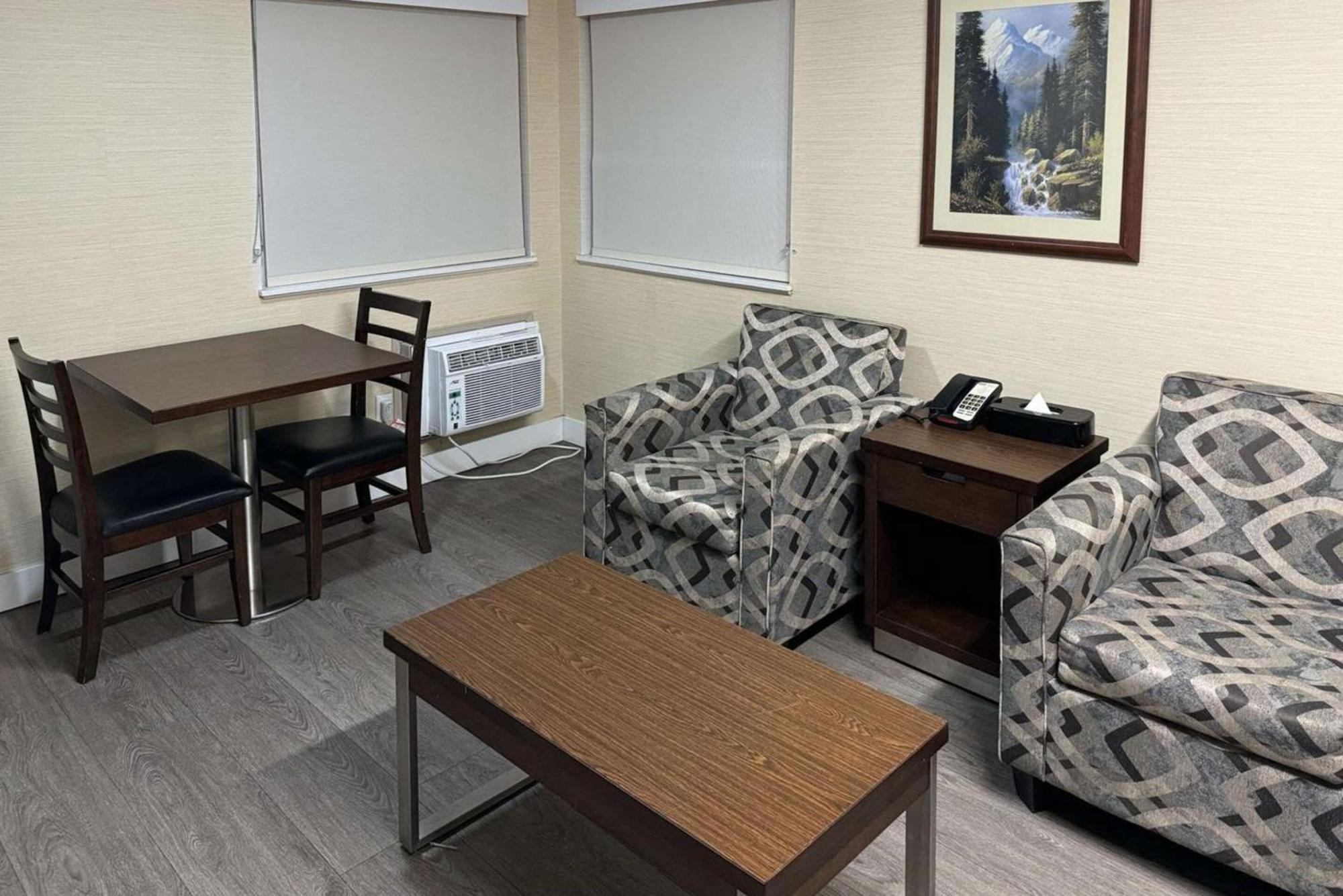 Rodeway Inn & Suites Kamloops Exterior foto