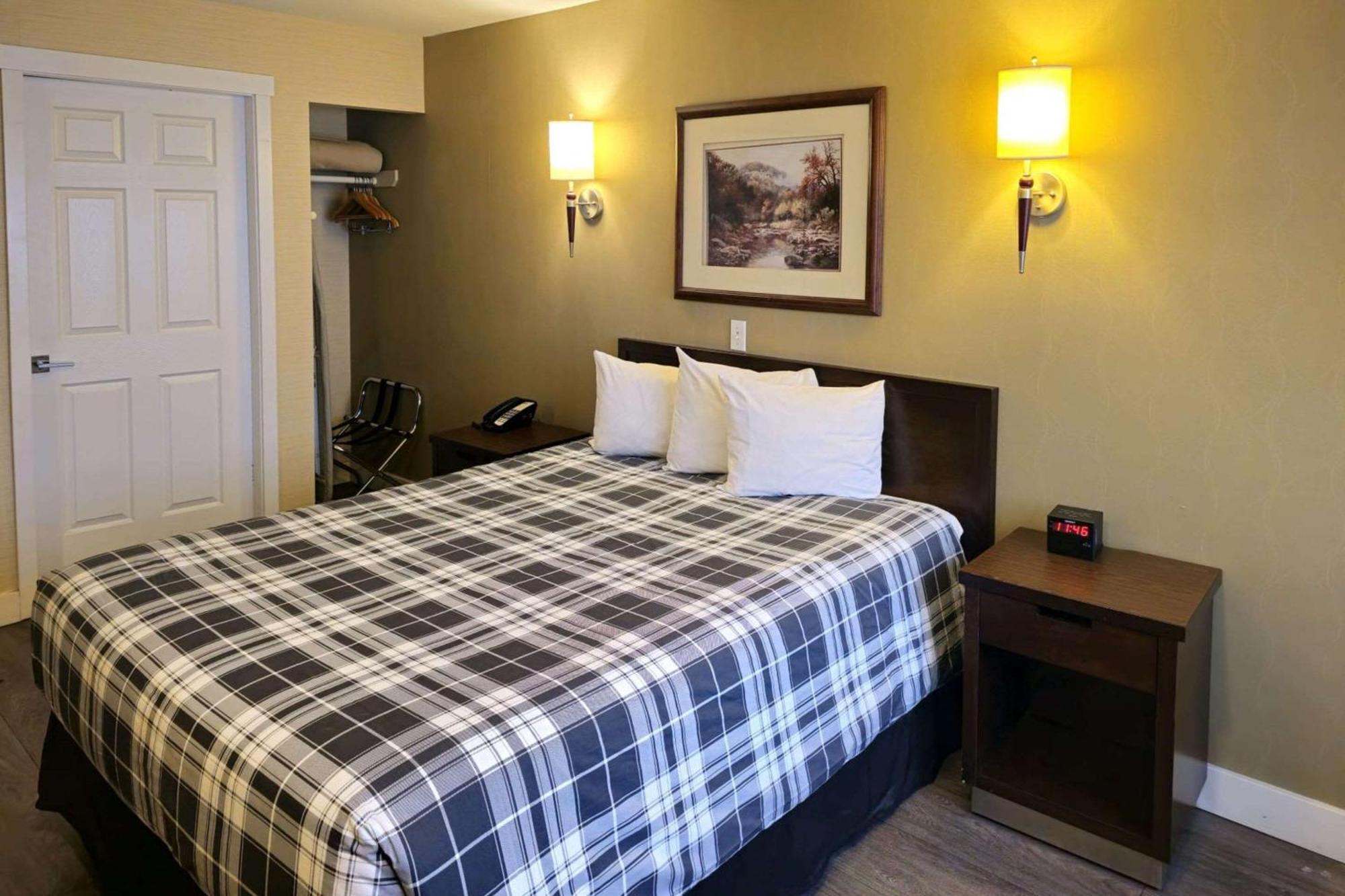 Rodeway Inn & Suites Kamloops Exterior foto
