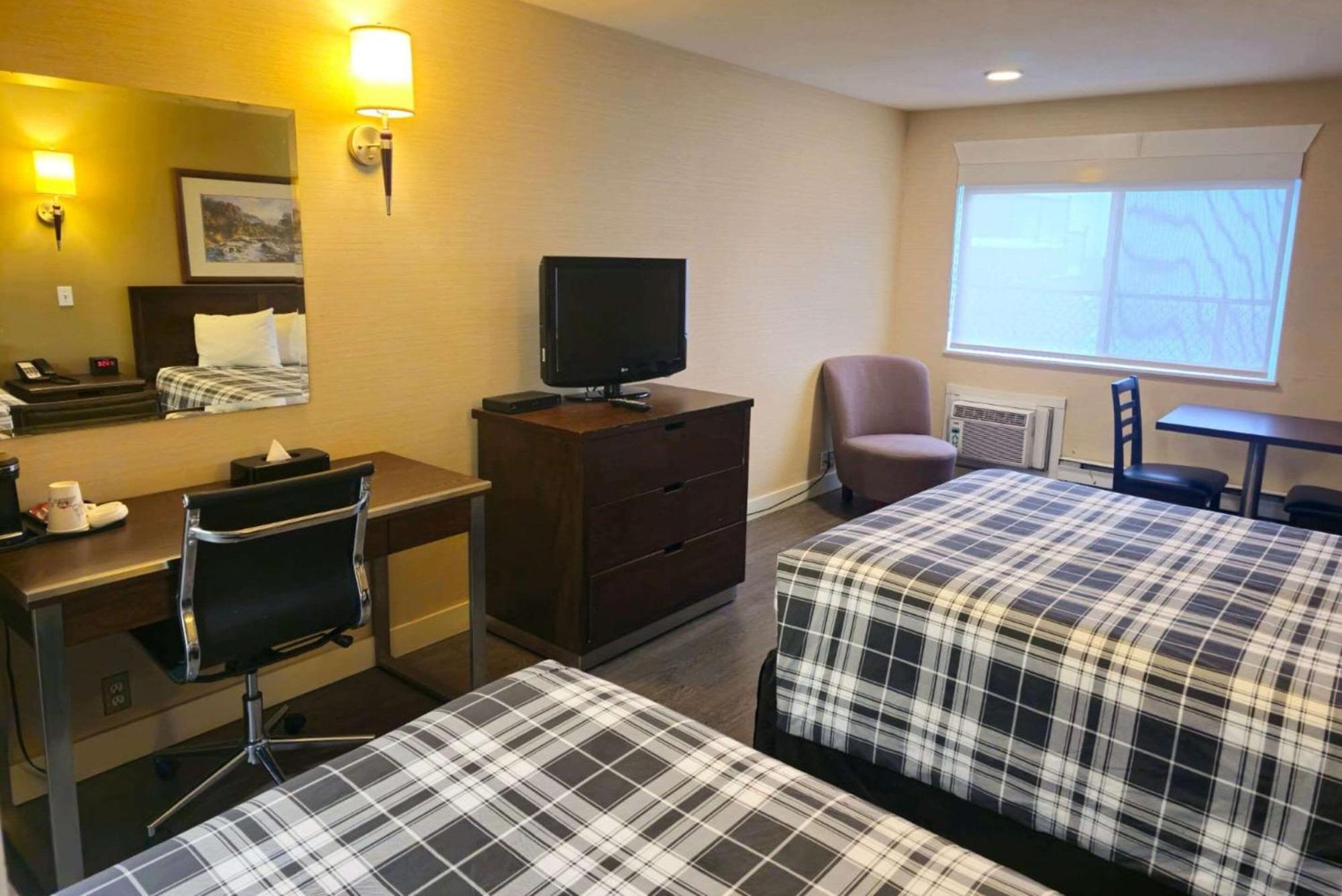 Rodeway Inn & Suites Kamloops Exterior foto