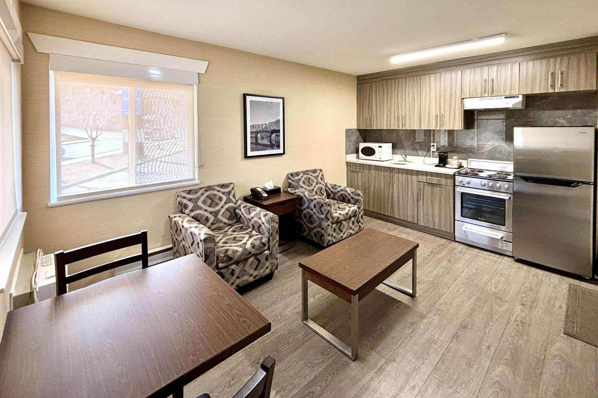 Rodeway Inn & Suites Kamloops Exterior foto