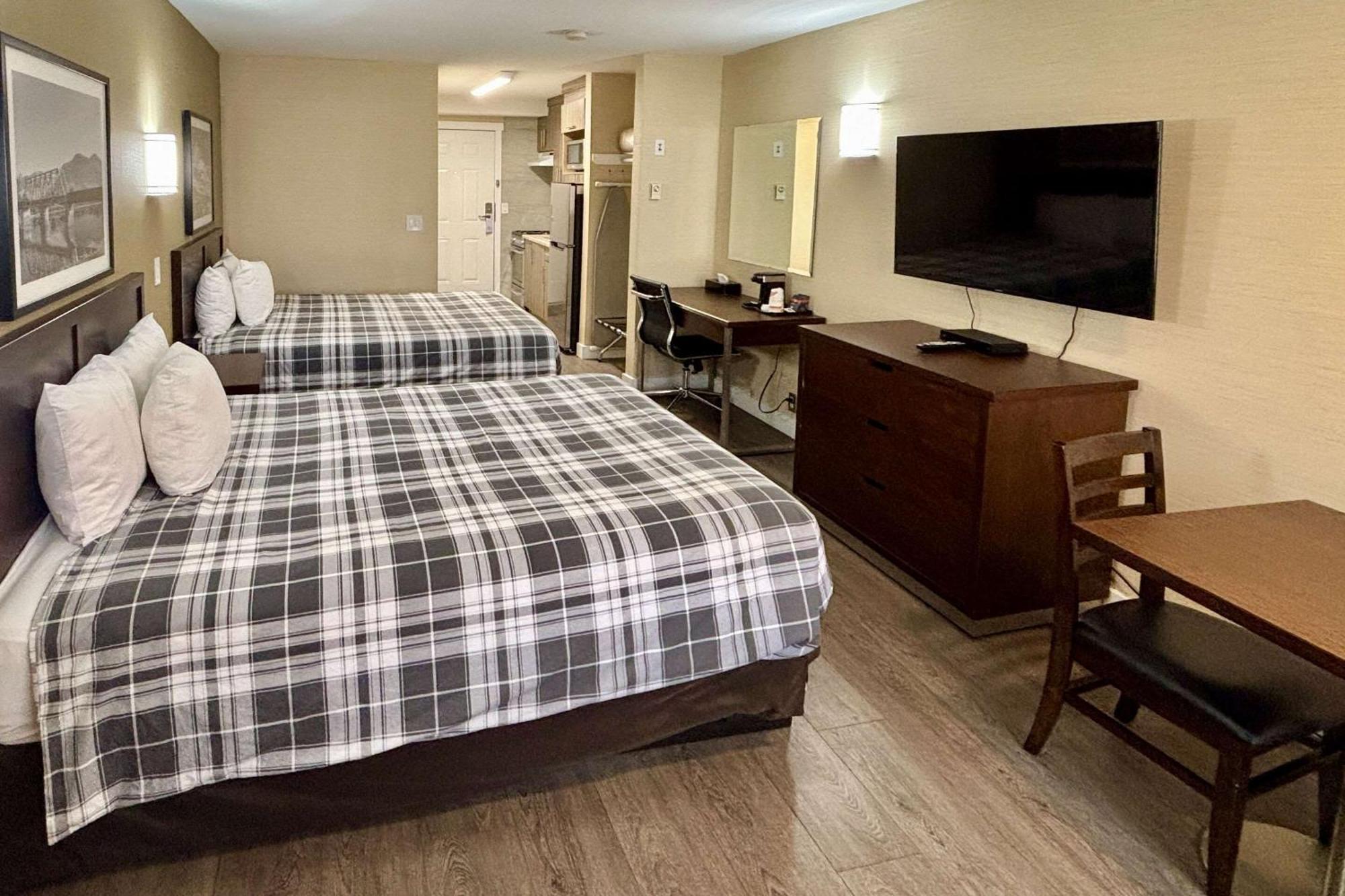 Rodeway Inn & Suites Kamloops Exterior foto