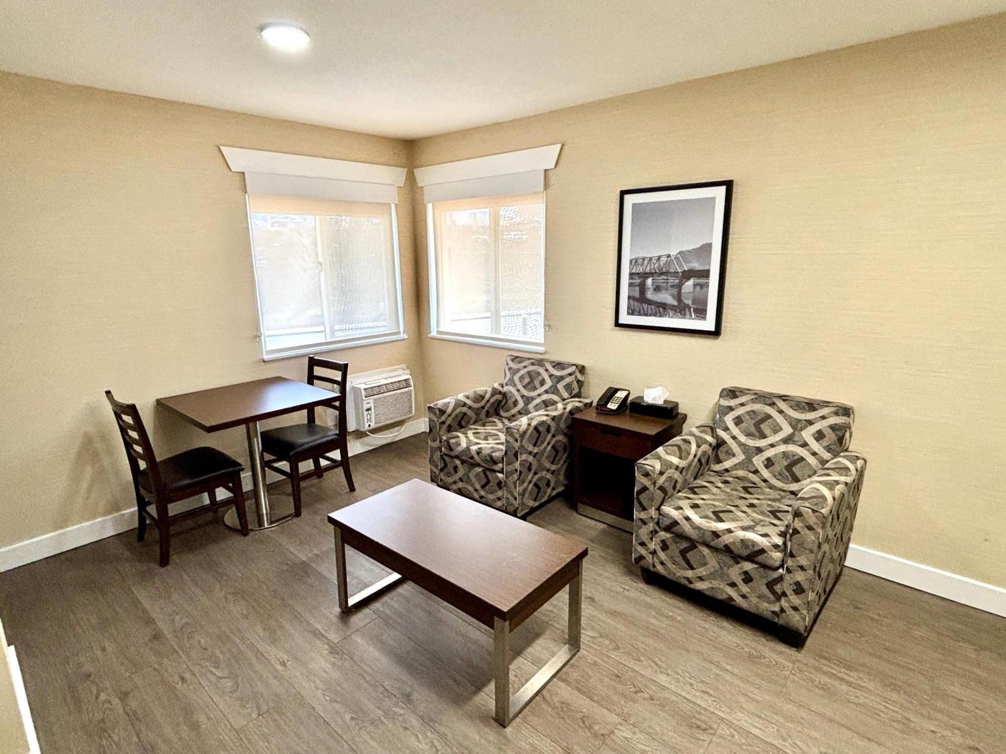 Rodeway Inn & Suites Kamloops Exterior foto