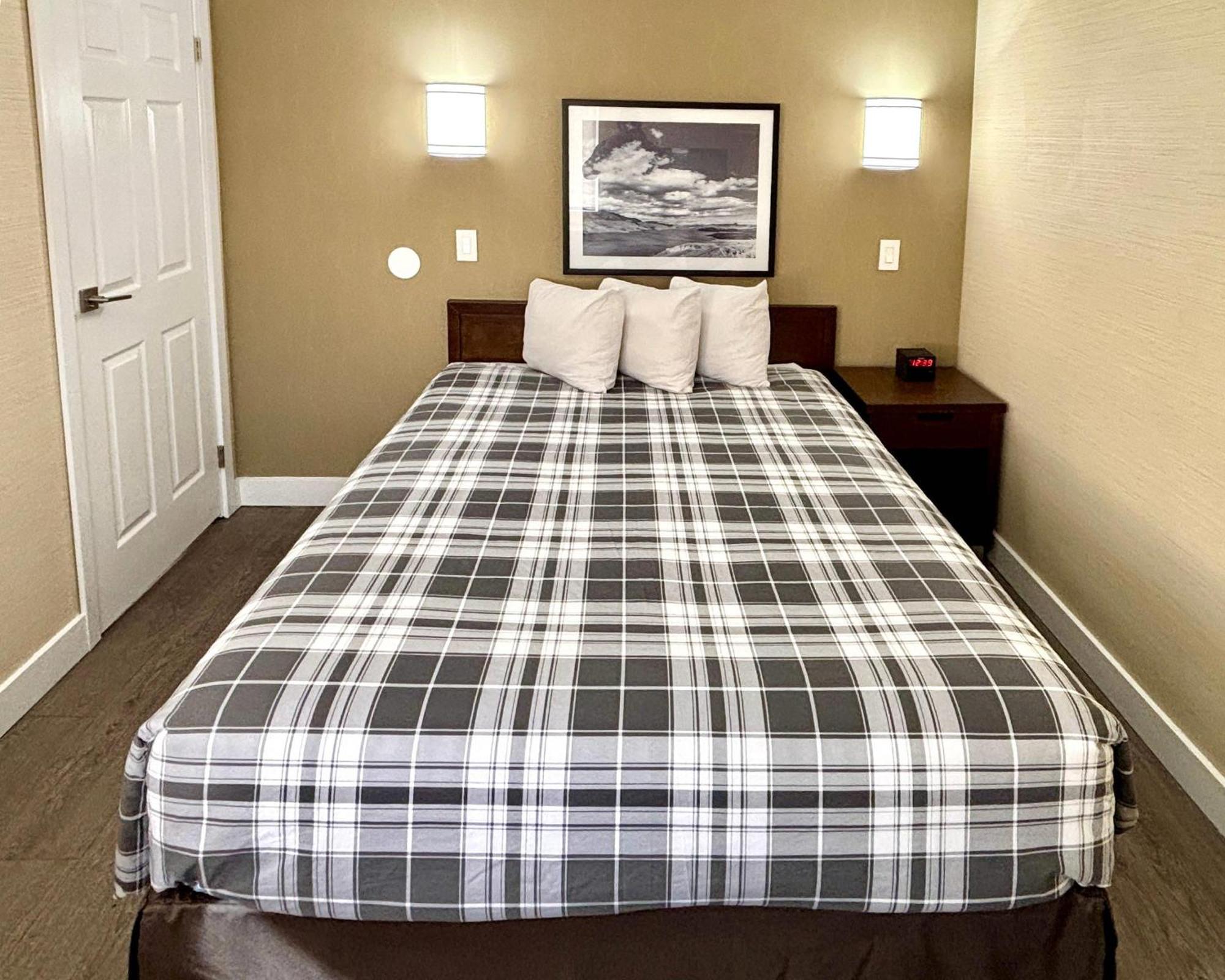 Rodeway Inn & Suites Kamloops Exterior foto