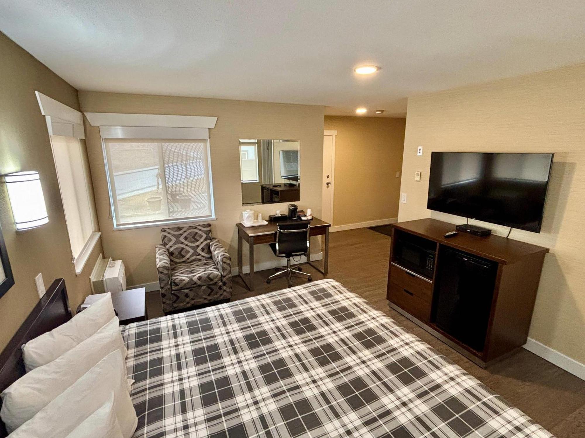 Rodeway Inn & Suites Kamloops Exterior foto