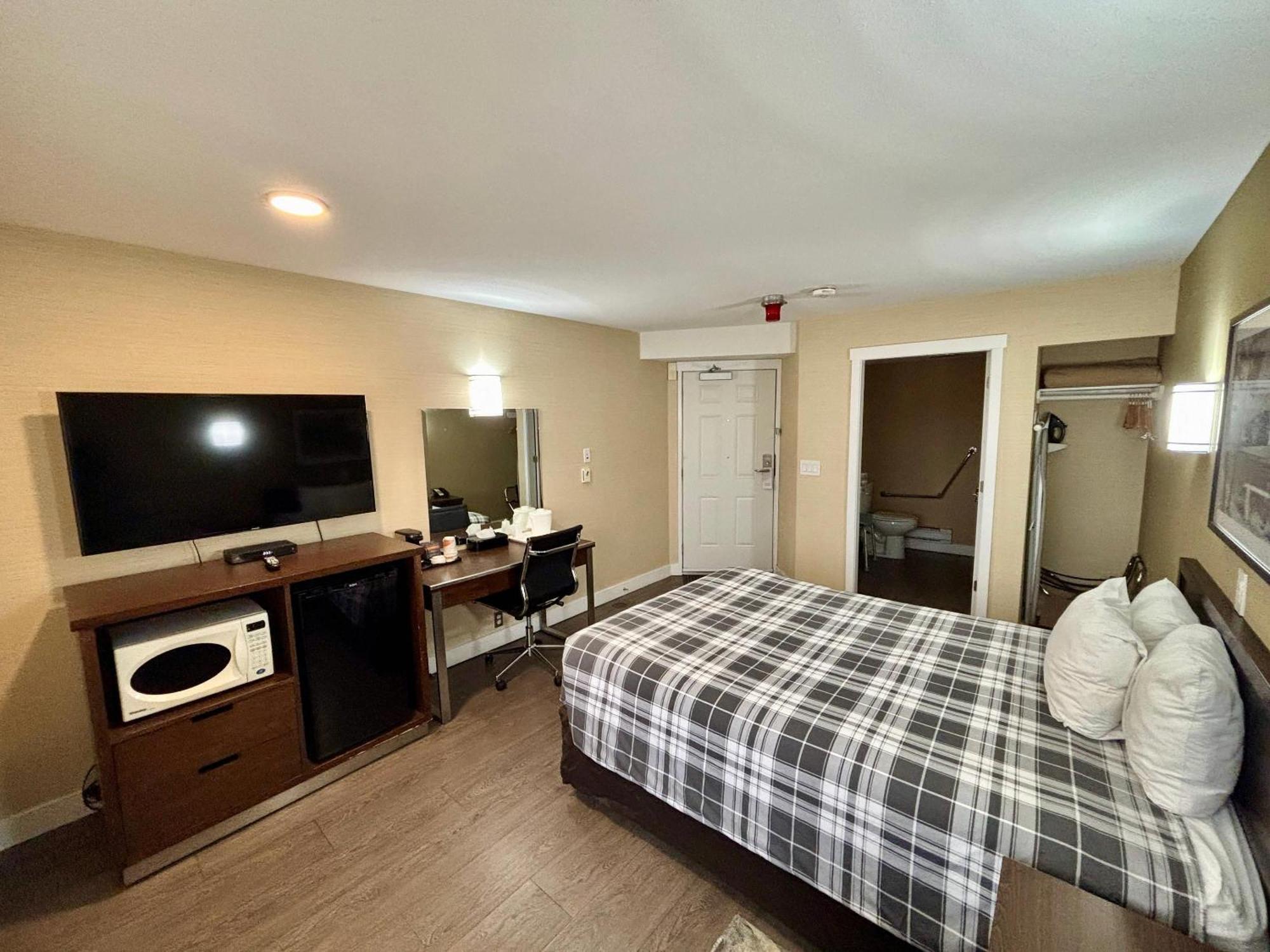 Rodeway Inn & Suites Kamloops Exterior foto