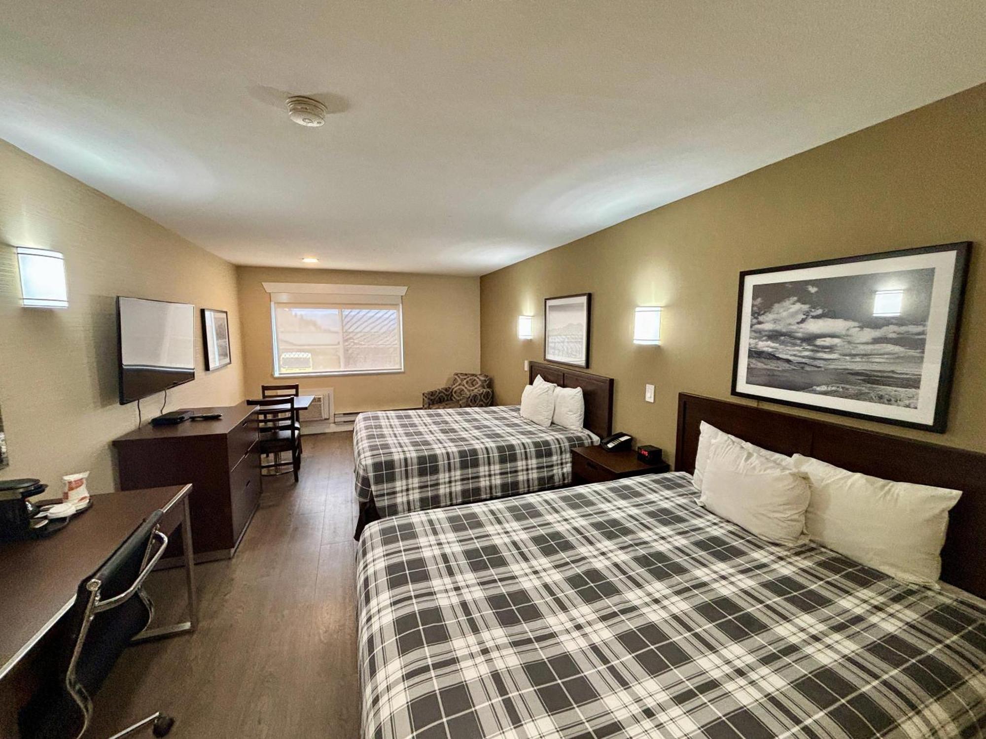 Rodeway Inn & Suites Kamloops Exterior foto