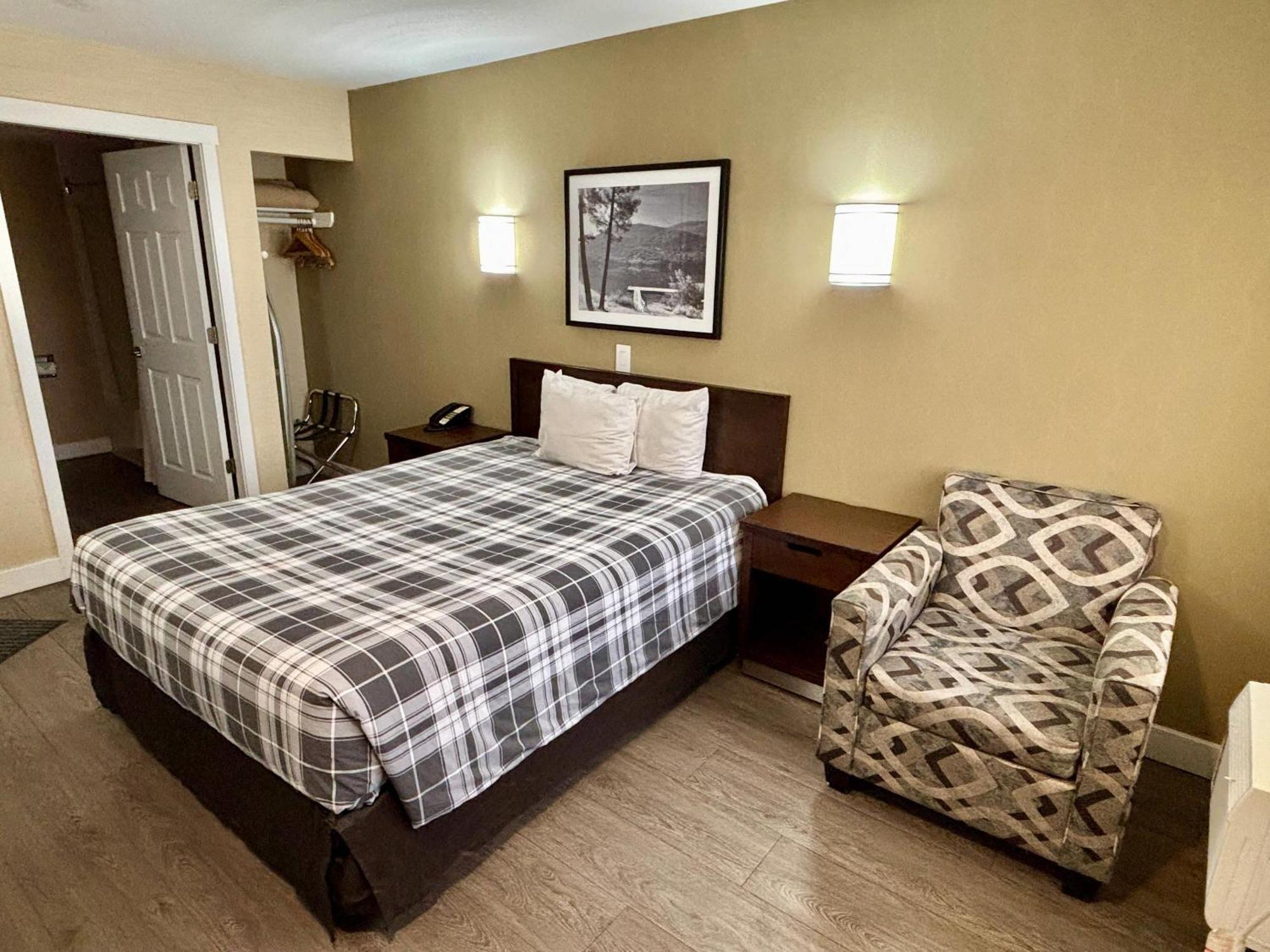 Rodeway Inn & Suites Kamloops Exterior foto