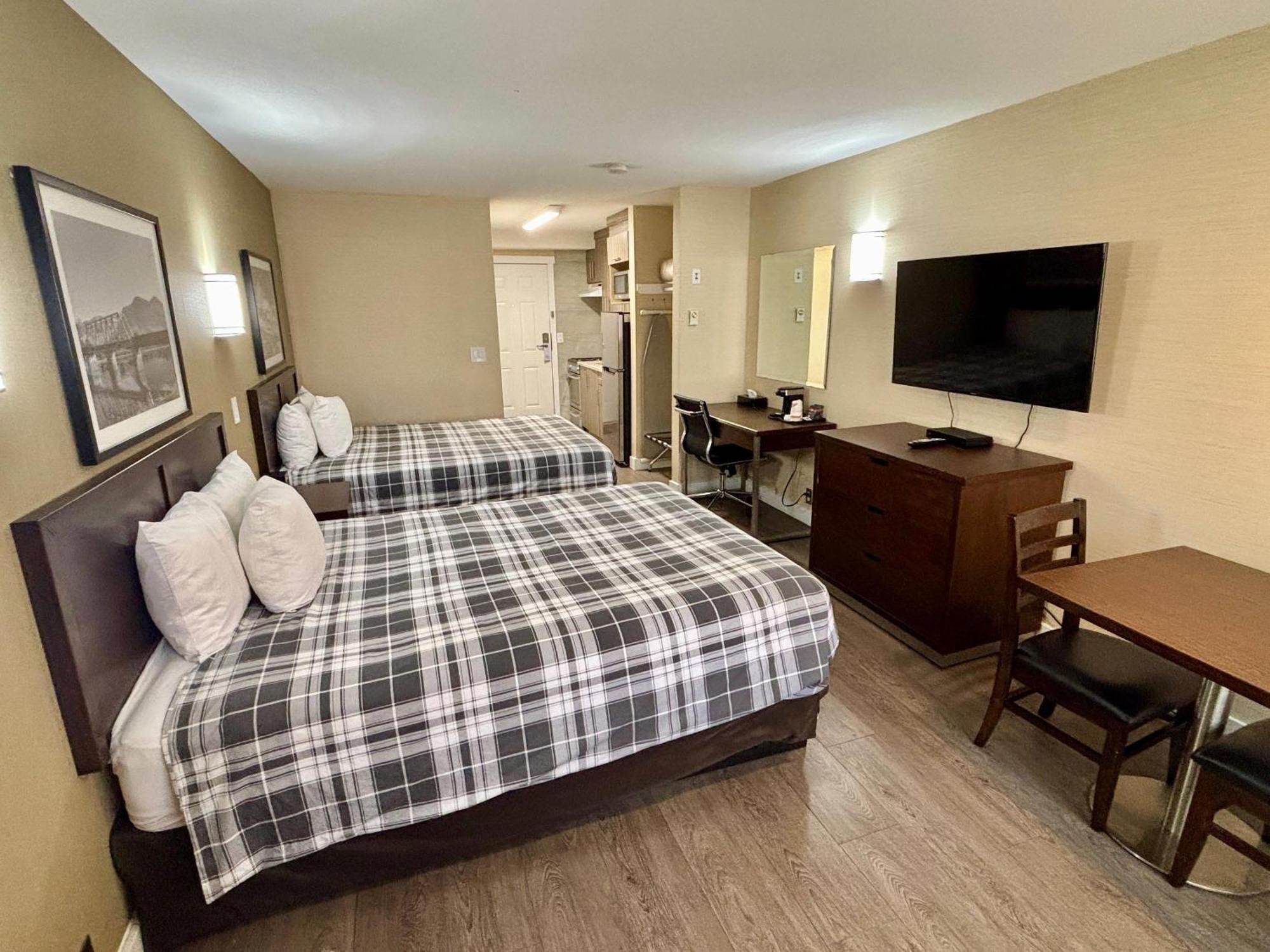 Rodeway Inn & Suites Kamloops Exterior foto